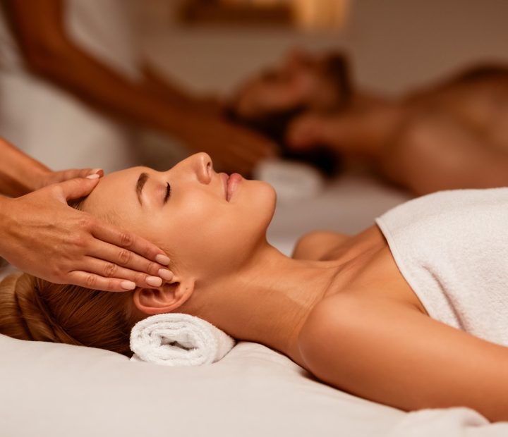 couple-receiving-head-massage-relaxing-in-luxury-s-5ZKDZQ3